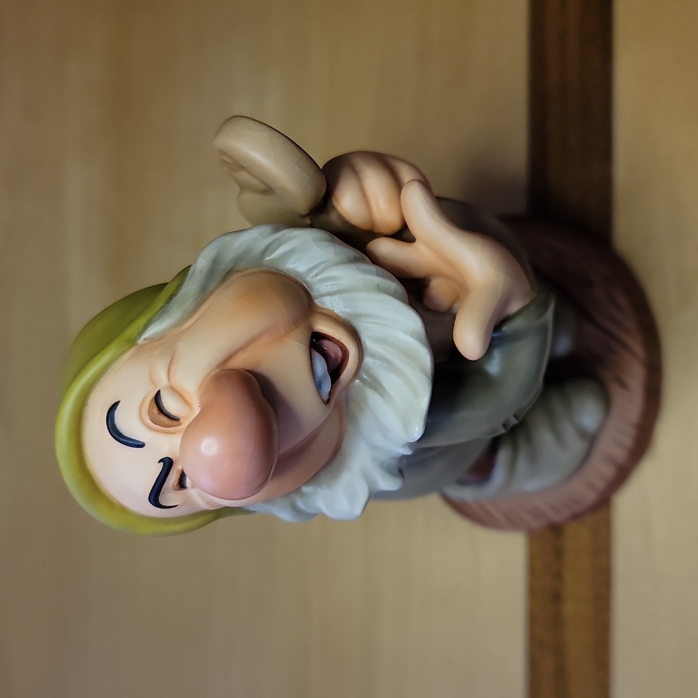 Classics Walt Disney Snow White and the Seven Dwarfs "Sneezy" NIB